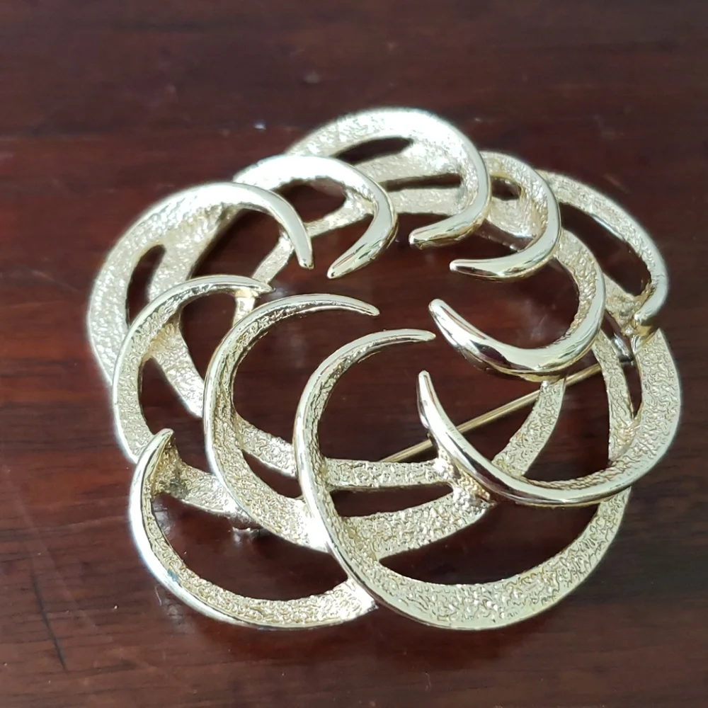 Vintage Sarah Coventry Circle Brooch
